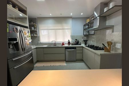 Casa de condomínio à venda com 400m², 4 quartos e 5 vagas Casa de condomínio à venda com 400m², 4 quartos e 5 vagasCozinha