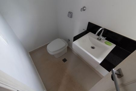 Casa de condomínio à venda com 750m², 4 quartos e 4 vagas Casa de condomínio à venda com 750m², 4 quartos e 4 vagasBANHEIRO ÁREA COMUM