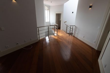 Casa de condomínio à venda com 750m², 4 quartos e 4 vagas Casa de condomínio à venda com 750m², 4 quartos e 4 vagasHALL PISO SUPERIOR