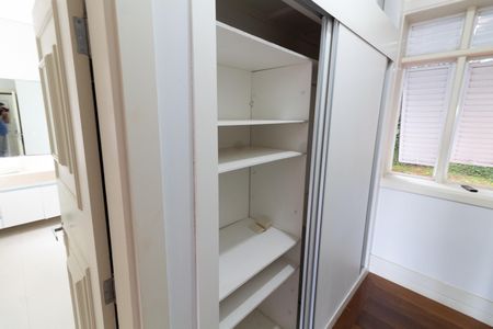 Casa de condomínio à venda com 750m², 4 quartos e 4 vagas Casa de condomínio à venda com 750m², 4 quartos e 4 vagasCLOSET