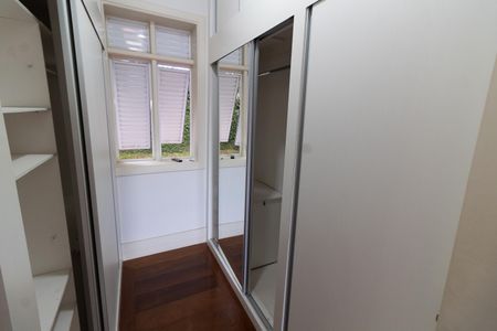 Casa de condomínio à venda com 750m², 4 quartos e 4 vagas Casa de condomínio à venda com 750m², 4 quartos e 4 vagasCLOSET