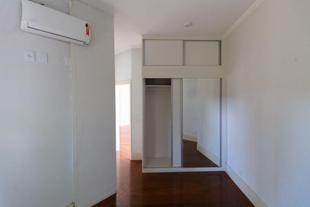 Casa de condomínio à venda com 750m², 4 quartos e 4 vagas Casa de condomínio à venda com 750m², 4 quartos e 4 vagasSUITE 2