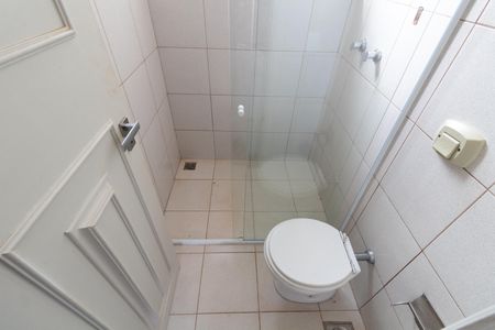 Casa de condomínio à venda com 750m², 4 quartos e 4 vagas Casa de condomínio à venda com 750m², 4 quartos e 4 vagasBANHEIRO DA ÁREA DE SERVIÇO