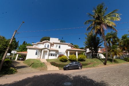 Casa de condomínio à venda com 750m², 4 quartos e 4 vagas Casa de condomínio à venda com 750m², 4 quartos e 4 vagasFACHADA