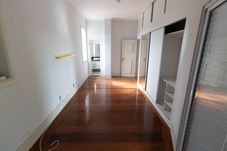 Casa de condomínio à venda com 750m², 4 quartos e 4 vagas Casa de condomínio à venda com 750m², 4 quartos e 4 vagasSUITE 3