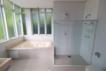 Casa de condomínio à venda com 750m², 4 quartos e 4 vagas Casa de condomínio à venda com 750m², 4 quartos e 4 vagasBANHEIRO DA SUITE