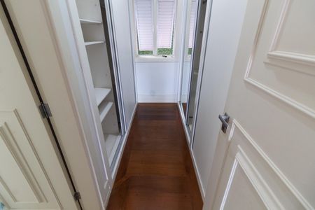 Casa de condomínio à venda com 750m², 4 quartos e 4 vagas Casa de condomínio à venda com 750m², 4 quartos e 4 vagasCLOSET