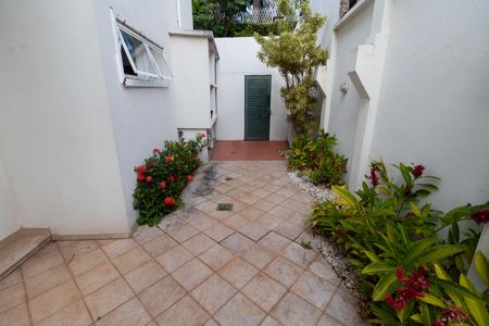 Casa de condomínio à venda com 750m², 4 quartos e 4 vagas Casa de condomínio à venda com 750m², 4 quartos e 4 vagasÁREA EXTERNAA