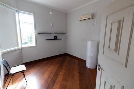 Casa de condomínio à venda com 750m², 4 quartos e 4 vagas Casa de condomínio à venda com 750m², 4 quartos e 4 vagasESCRITÓRIO