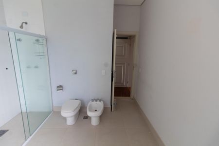 Casa de condomínio à venda com 750m², 4 quartos e 4 vagas Casa de condomínio à venda com 750m², 4 quartos e 4 vagasBANHEIRO DA SUITE