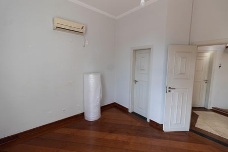 Casa de condomínio à venda com 750m², 4 quartos e 4 vagas Casa de condomínio à venda com 750m², 4 quartos e 4 vagasESCRITÓRIO