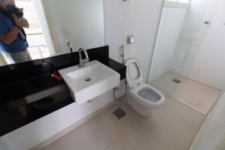 Casa de condomínio à venda com 750m², 4 quartos e 4 vagas Casa de condomínio à venda com 750m², 4 quartos e 4 vagasBANHEIRO DO SOBRADO