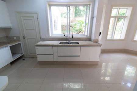 Casa de condomínio à venda com 750m², 4 quartos e 4 vagas Casa de condomínio à venda com 750m², 4 quartos e 4 vagasCOZINHA