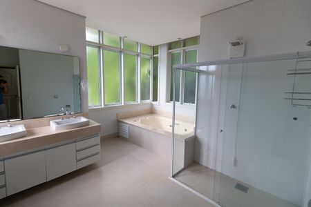 Casa de condomínio à venda com 750m², 4 quartos e 4 vagas Casa de condomínio à venda com 750m², 4 quartos e 4 vagasBANHEIRO DA SUITE