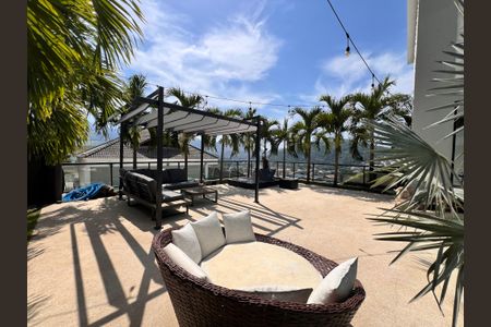 Casa à venda com 1200m², 4 quartos e 8 vagas Casa à venda com 1200m², 4 quartos e 8 vagasÁrea comum