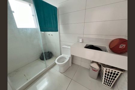 Casa à venda com 1200m², 4 quartos e 8 vagas Casa à venda com 1200m², 4 quartos e 8 vagasBanheiro de Serviço