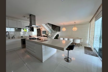 Casa à venda com 1200m², 4 quartos e 8 vagas Casa à venda com 1200m², 4 quartos e 8 vagascozinha 2