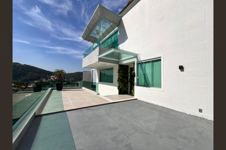 Casa à venda com 1200m², 4 quartos e 8 vagas Casa à venda com 1200m², 4 quartos e 8 vagasFachada