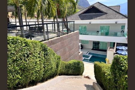 Casa à venda com 1200m², 4 quartos e 8 vagas Casa à venda com 1200m², 4 quartos e 8 vagasÁrea comum