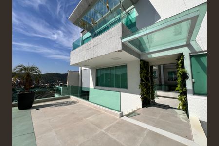 Casa à venda com 1200m², 4 quartos e 8 vagas Casa à venda com 1200m², 4 quartos e 8 vagasFachada
