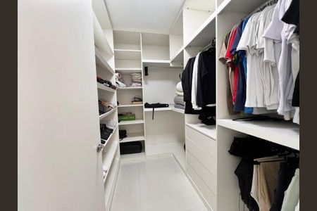 Casa à venda com 1200m², 4 quartos e 8 vagas Casa à venda com 1200m², 4 quartos e 8 vagasCloset da suíte 2