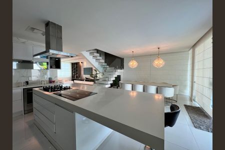 Casa à venda com 1200m², 4 quartos e 8 vagas Casa à venda com 1200m², 4 quartos e 8 vagascozinha 2