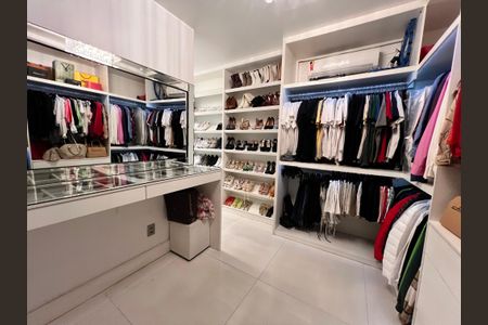 Casa à venda com 1200m², 4 quartos e 8 vagas Casa à venda com 1200m², 4 quartos e 8 vagasCloset da suíte 3