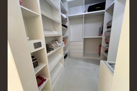 Casa à venda com 1200m², 4 quartos e 8 vagas Casa à venda com 1200m², 4 quartos e 8 vagasCloset Suíte 4