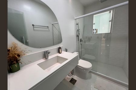 Casa à venda com 1200m², 4 quartos e 8 vagas Casa à venda com 1200m², 4 quartos e 8 vagasBanheiro da Suíte