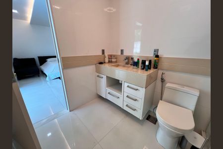 Casa à venda com 1200m², 4 quartos e 8 vagas Casa à venda com 1200m², 4 quartos e 8 vagasBanheiro da Suíte 2