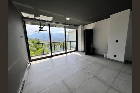 Casa à venda com 1200m², 4 quartos e 8 vagas Casa à venda com 1200m², 4 quartos e 8 vagasEscritório