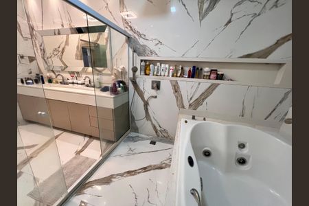 Casa à venda com 1200m², 4 quartos e 8 vagas Casa à venda com 1200m², 4 quartos e 8 vagasBanheiro da Suíte 3