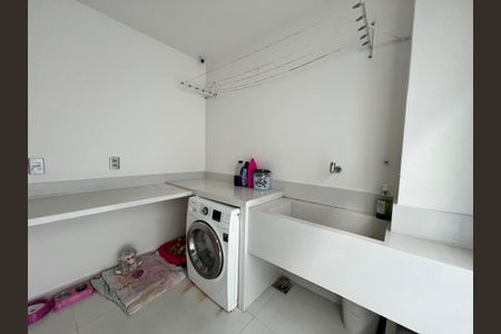 Casa à venda com 1200m², 4 quartos e 8 vagas Casa à venda com 1200m², 4 quartos e 8 vagasÁrea de Serviço