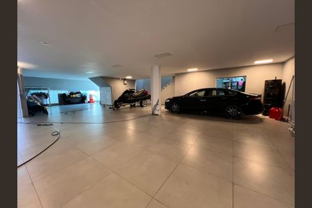 Casa à venda com 1200m², 4 quartos e 8 vagas Casa à venda com 1200m², 4 quartos e 8 vagasGaragem