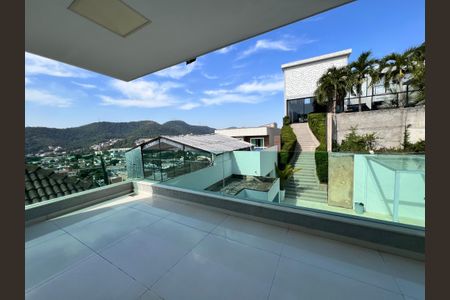 Casa à venda com 1200m², 4 quartos e 8 vagas Casa à venda com 1200m², 4 quartos e 8 vagasVaranda da suíte 2