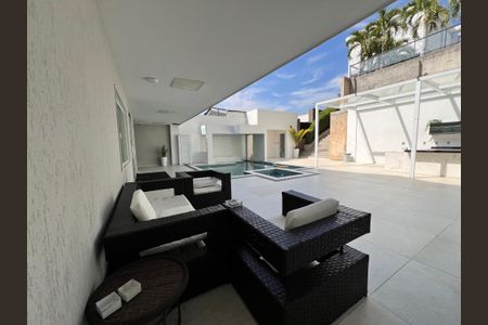 Casa à venda com 1200m², 4 quartos e 8 vagas Casa à venda com 1200m², 4 quartos e 8 vagasÁrea comum