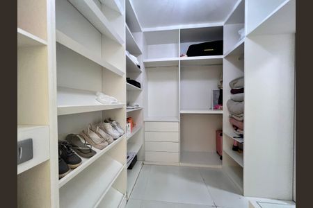 Casa à venda com 1200m², 4 quartos e 8 vagas Casa à venda com 1200m², 4 quartos e 8 vagasCloset Suíte 4