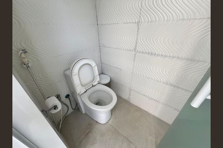 Casa à venda com 1200m², 4 quartos e 8 vagas Casa à venda com 1200m², 4 quartos e 8 vagasBanheiro de Serviço