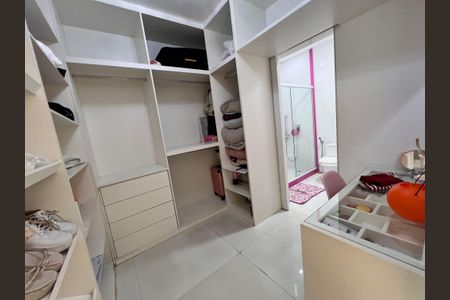 Casa à venda com 1200m², 4 quartos e 8 vagas Casa à venda com 1200m², 4 quartos e 8 vagasCloset Suíte 4