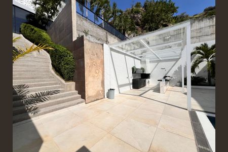 Casa à venda com 1200m², 4 quartos e 8 vagas Casa à venda com 1200m², 4 quartos e 8 vagasÁrea comum