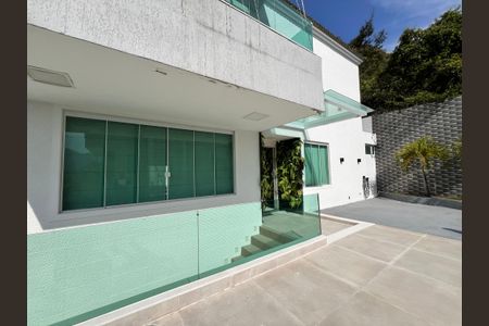 Casa à venda com 1200m², 4 quartos e 8 vagas Casa à venda com 1200m², 4 quartos e 8 vagasFachada
