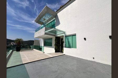 Casa à venda com 1200m², 4 quartos e 8 vagas Casa à venda com 1200m², 4 quartos e 8 vagasFachada