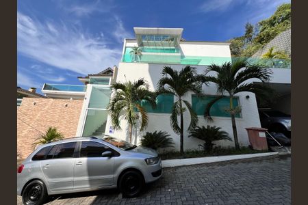 Casa à venda com 1200m², 4 quartos e 8 vagas Casa à venda com 1200m², 4 quartos e 8 vagasFachada/Placa
