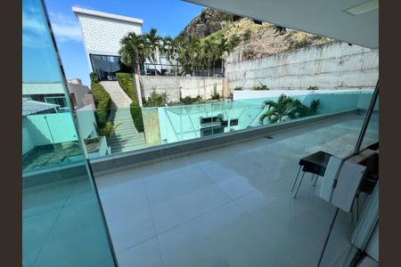 Casa à venda com 1200m², 4 quartos e 8 vagas Casa à venda com 1200m², 4 quartos e 8 vagasVaranda da suíte 2