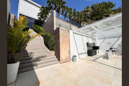 Casa à venda com 1200m², 4 quartos e 8 vagas Casa à venda com 1200m², 4 quartos e 8 vagasÁrea comum