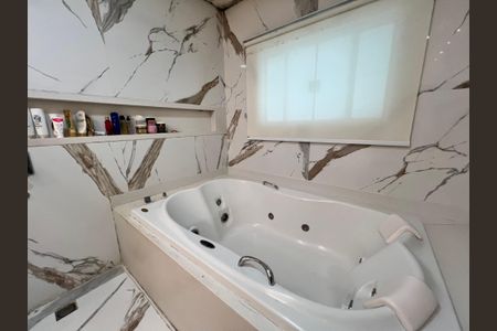 Casa à venda com 1200m², 4 quartos e 8 vagas Casa à venda com 1200m², 4 quartos e 8 vagasBanheiro da Suíte 3