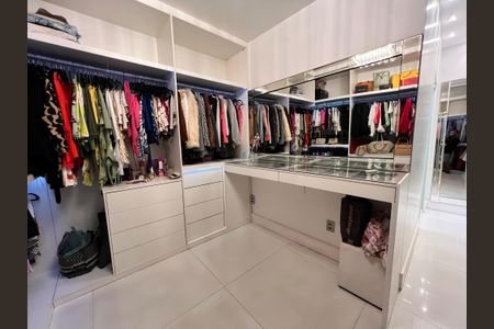 Casa à venda com 1200m², 4 quartos e 8 vagas Casa à venda com 1200m², 4 quartos e 8 vagasCloset da suíte 3