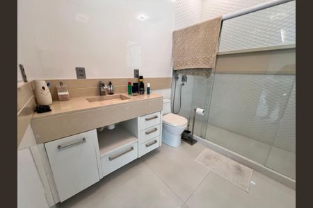 Casa à venda com 1200m², 4 quartos e 8 vagas Casa à venda com 1200m², 4 quartos e 8 vagasBanheiro da Suíte 2