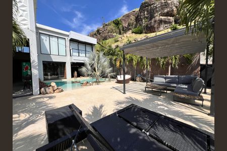 Casa à venda com 1200m², 4 quartos e 8 vagas Casa à venda com 1200m², 4 quartos e 8 vagasÁrea comum