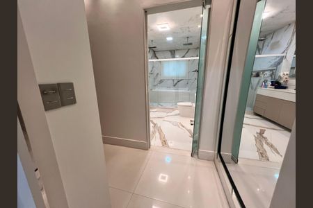 Casa à venda com 1200m², 4 quartos e 8 vagas Casa à venda com 1200m², 4 quartos e 8 vagasCorredor